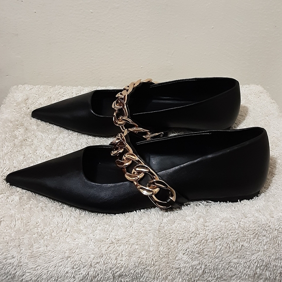 LEATHER BALLET FLATS WITH CHAINLow-heeled leather ballet flats with chain. - Picture 2 of 8